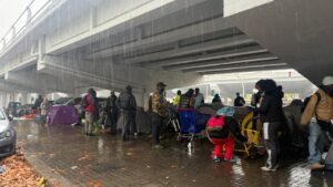 Desalojados del B9, instalados con tiendas de campaña bajo una salida de la C-31 en Badalona (Gemma Sánchez, ACN)