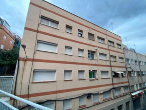 Edifici sinistrat al carrer Bruc de Santa Coloma de Gramenet