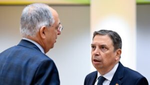 El ministro de Agricultura y Pesca del Gobierno de España, Luis Planas, conversando con el comisario europeo de Pesca, Costas Kadis, durante las negociaciones en Bruselas por las cuotas de pesca de 2026 (Consejo de la UE)