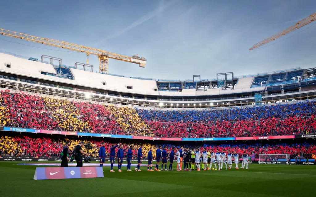 Equip del FC Barcelona i Alavés al camp amb afició animant.