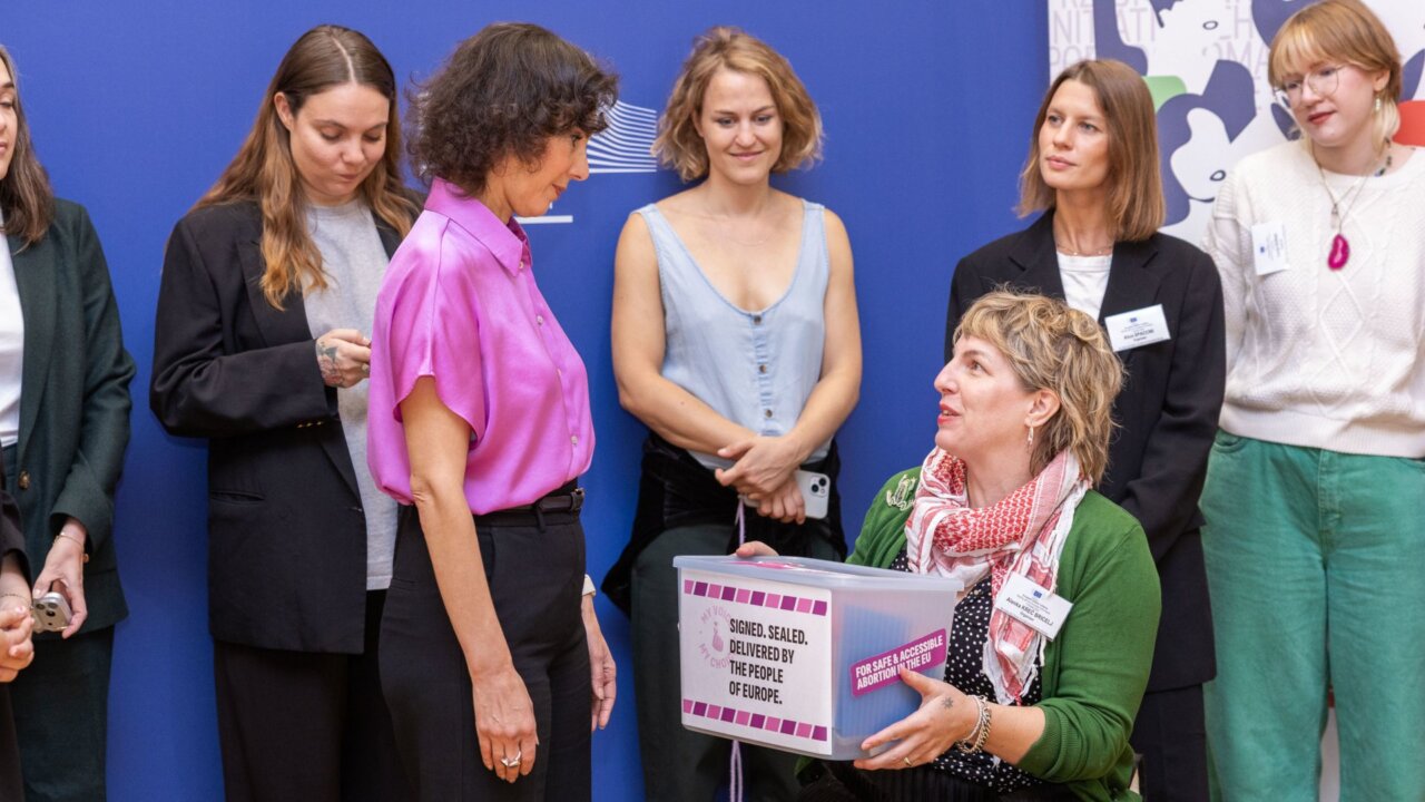 Les impulsores de la iniciativa 'My voice, my choice' ('La meva veu, la meva decisió' entreguen a la comissaria d'Igualtat, Hadja Lahbib, les firmes recollides (Comissió Europea)
