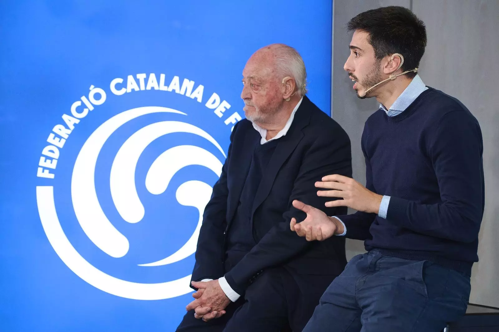 Joan Soteras parlant en un esdeveniment de la Federació Catalana de Futbol.