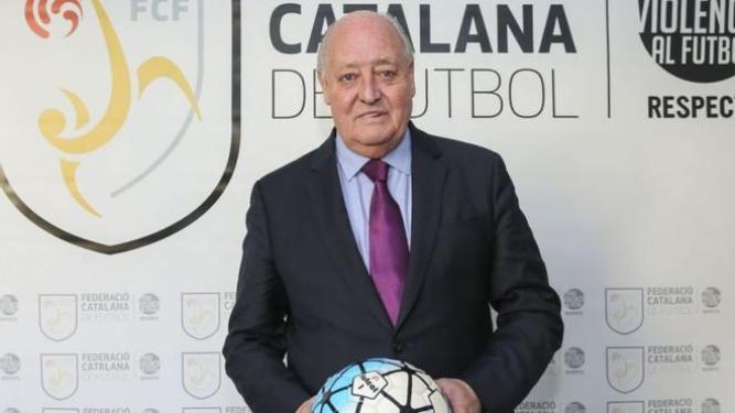 Joan Soteras amb una pilota de futbol davant del logo de la FCF.