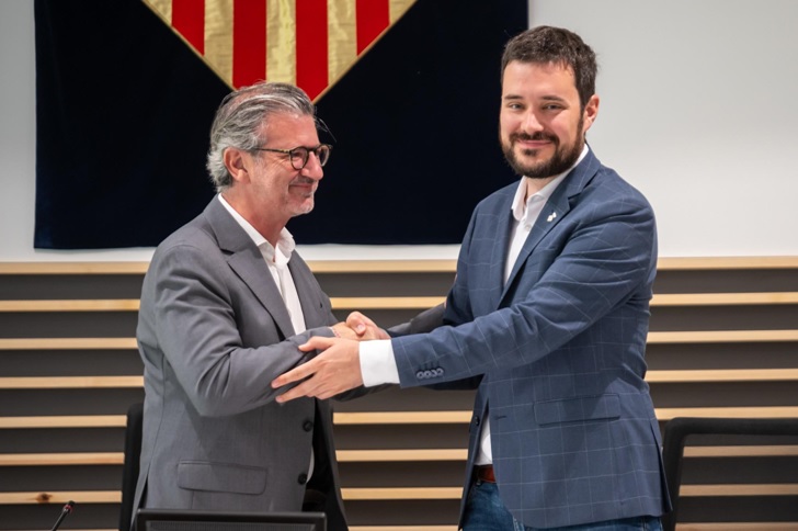 Josep Maria Vallès i Bernat Picornell es donen la mà en un acte oficial.