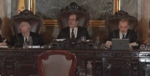 Tres jutges de la Sala Segona del Tribunal Suprem durant una sessió judicial.