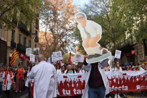 Metges manifestant-se a Barcelona amb pancartes i cartells