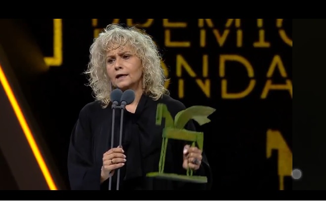 Mònica Terribas acceptant el premi Ondas en un escenari