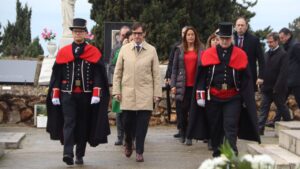 El president de la Generalitat, Salvador Illa, encapçala l'ofrena del Govern a Francesc Macià (Sara Soteras, ACN)