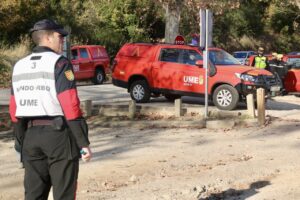Un membre de l'UME supervisant una operació relacionada amb la pesta porcina africana.