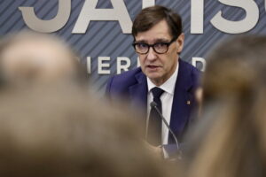 El president Salvador Illa parlant en una reunió sobre la gestió de la pesta porcina africana.