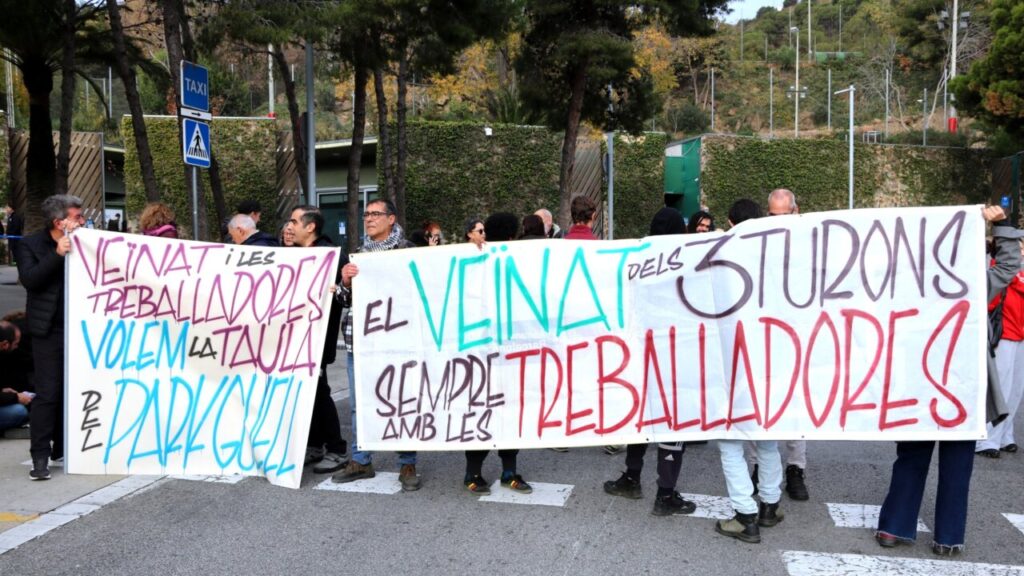 Protesta de la plataforma Recuperem el Park Güell a la carretera del Carmel (Jordi Bataller, ACN)