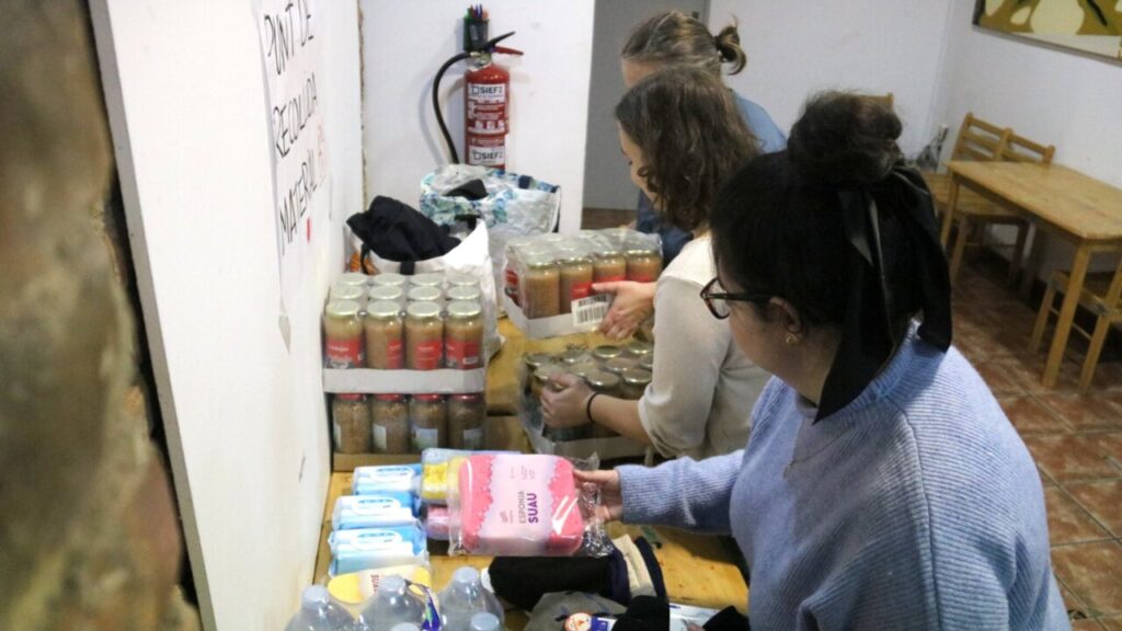 Punto de recogida de material solidario con los desalojados del B9 de Badalona (Alba Mor, ACN)