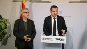 El secretario de Salud Pública, Esteve Fernández, y el conseller de Agricultura, Òscar Ordeig, en rueda de prensa para informar sobre un foco de gripe aviar en una granja de Ponent (Alba Mor, ACN)
