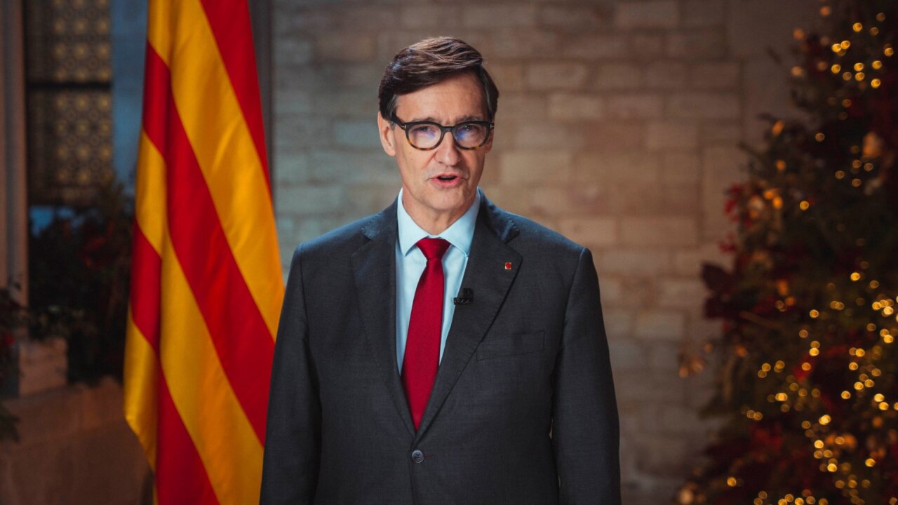 Salvador Illa, presidente de la Generalitat de Catalunya, en el mensaje institucional con motivo de las fiestas de Navidad y de San Esteban, desde la Galería Gótica del Palau de la Generalitat (Arnau Carbonell, Generalitat de Catalunya)