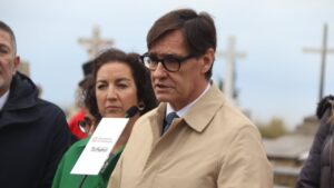 El presidente de la Generalitat, Salvador Illa, durante su parlamento tras la ofrenda a Macià (Sara Soteras, ACN)