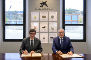 El president de la Generalitat i el president de la Fundació La Caixa signant un acord
