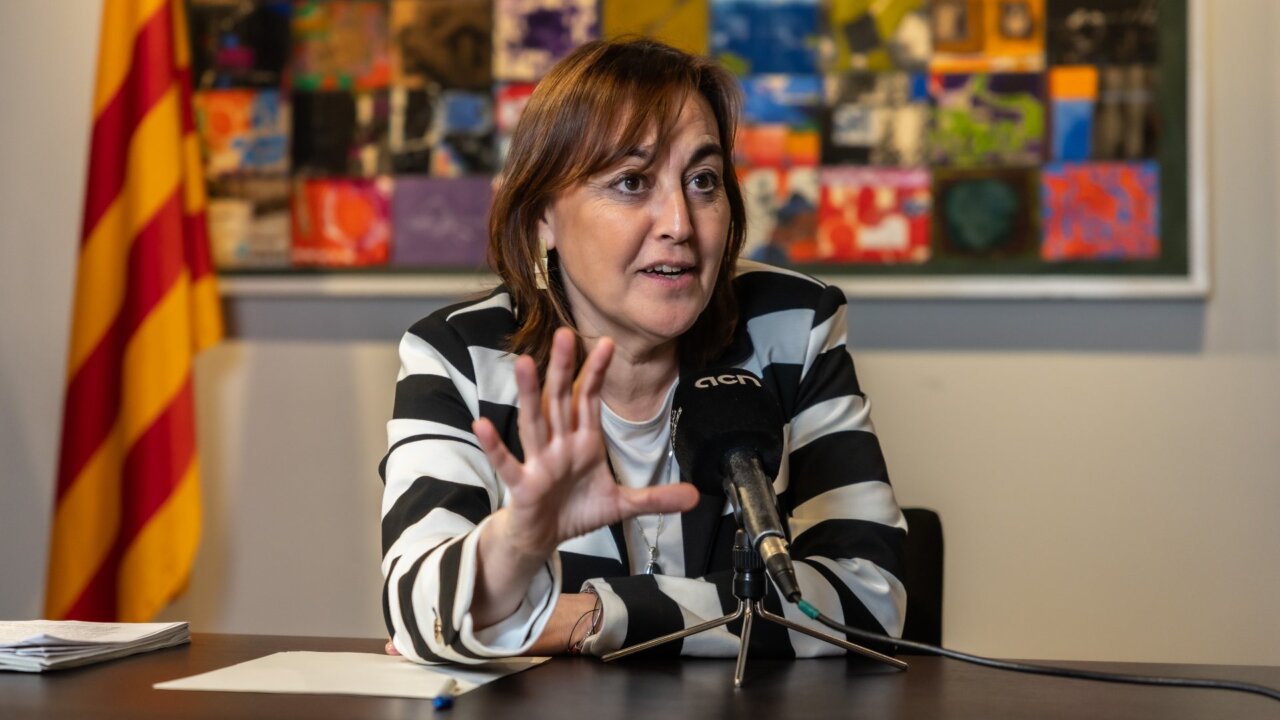 La portavoz del Gobierno catalán y consellera de Territorio, Sílvia Paneque, durante una entrevista con la Agència Catalana de Notícies (Jordi Borràs, ACN)