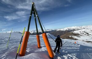 Un técnico de Baqueira Beret comprobando los sistemas para anclar las máquinas pisanieves con cable cuando deben trabajar en pendientes fuertes (Oriol Bosch, ACN)