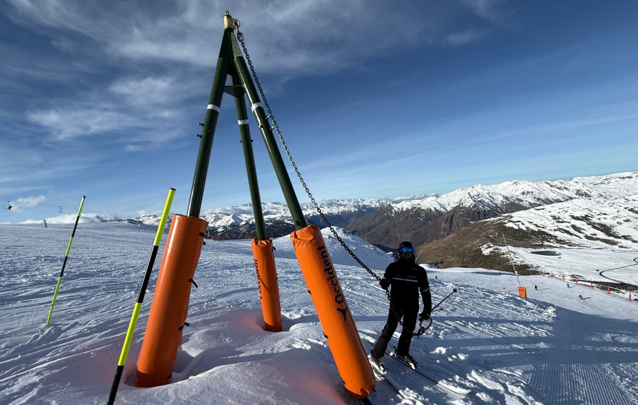 Un técnico de Baqueira Beret comprobando los sistemas para anclar las máquinas pisanieves con cable cuando deben trabajar en pendientes fuertes (Oriol Bosch, ACN)