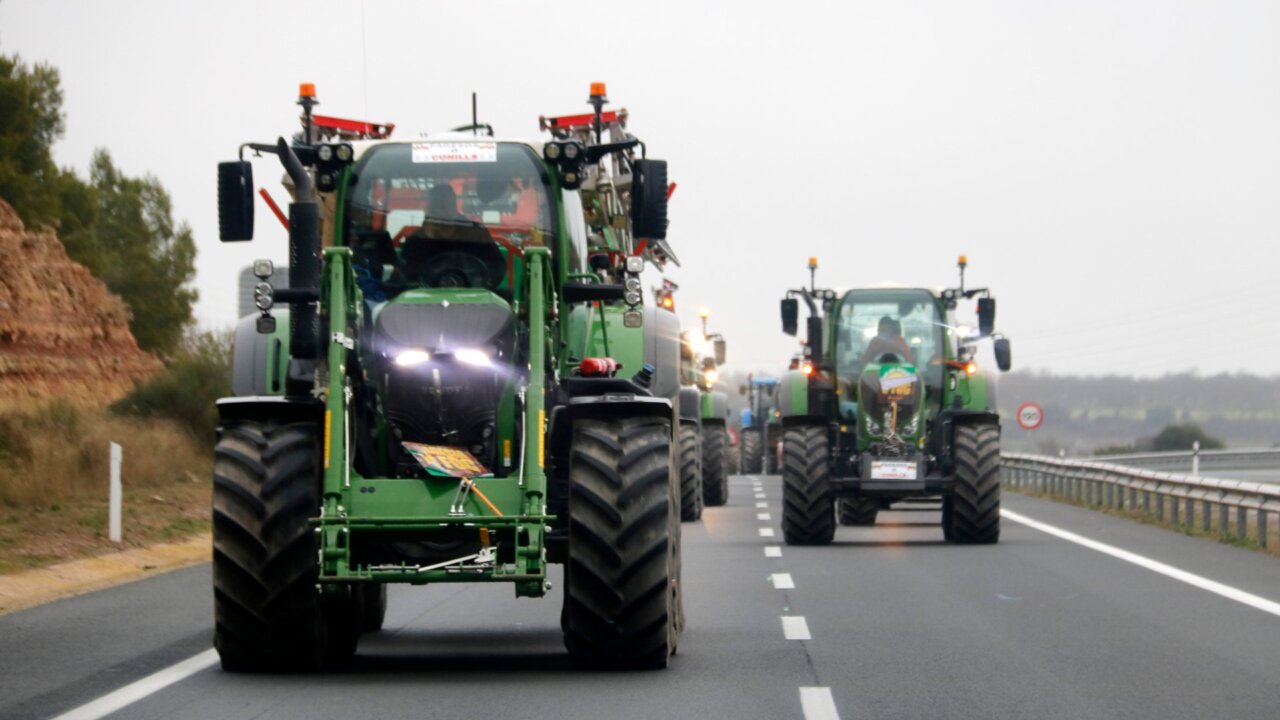 Tractors al tall de l'Eix Transversal a Cervera (Anna Berga, ACN)