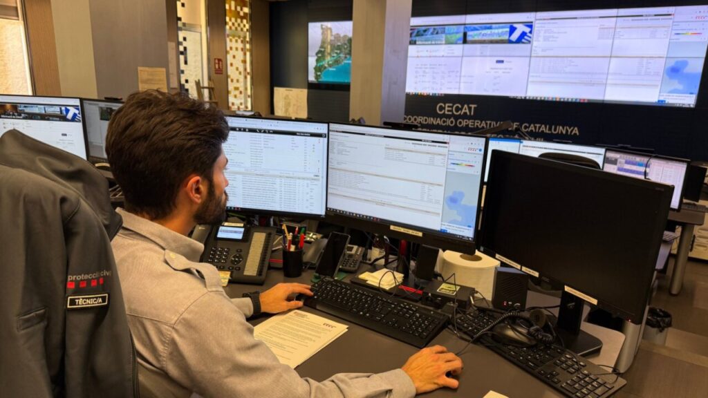 Un trabajador en el centro del CECAT (Àlex Recolons, ACN)