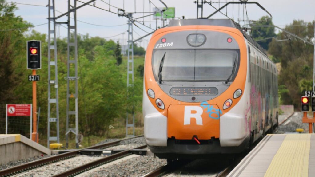 Un tren de Rodalies sortint de l'estació de Parets del Vallès en sentit Barcelona (Albert Segura, ACN)