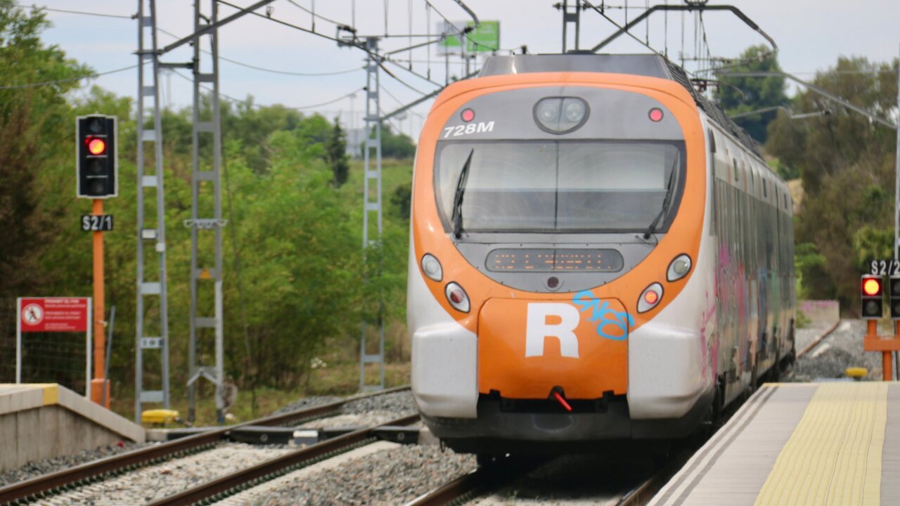 Un tren de Rodalies saliendo de la estación de Parets del Vallès en sentido Barcelona (Albert Segura, ACN)