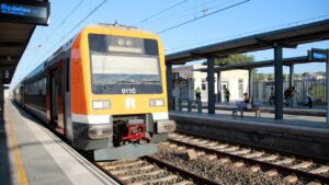 Un tren a punto de salir de la estación de Cunit y usuarios esperando (Mar Rovira, ACN)