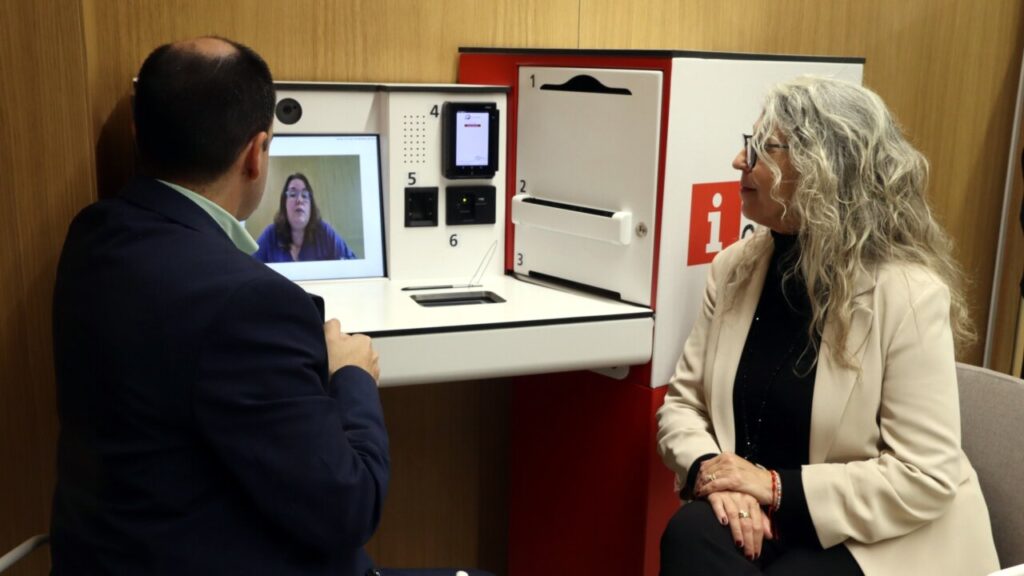 Albert Tort y Lourdes Borrell muestran el punto físico de videoatención ciudadana en Sant Feliu de Llobregat (Mar Martí, ACN)