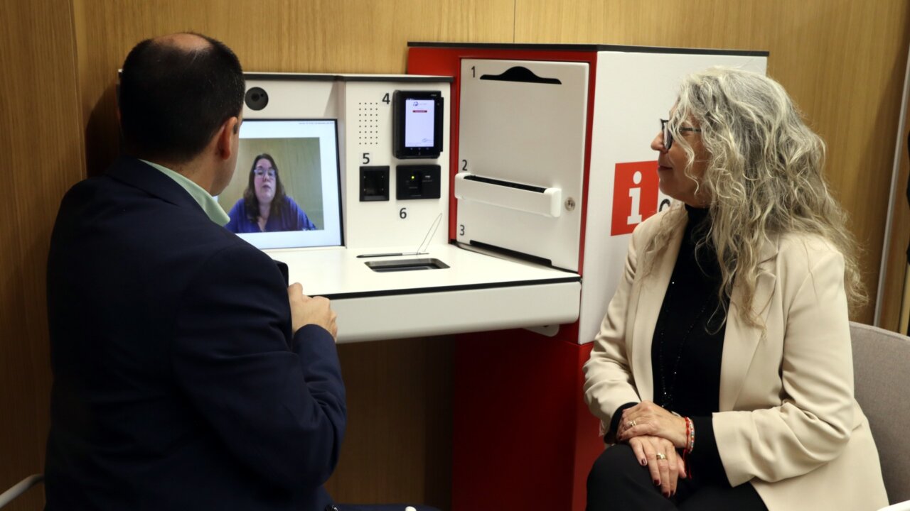 Albert Tort y Lourdes Borrell muestran el punto físico de videoatención ciudadana en Sant Feliu de Llobregat (Mar Martí, ACN)