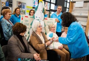 Participants del programa L'Arbre dels Somnis de CaixaBank amb regals per a nens i gent gran.