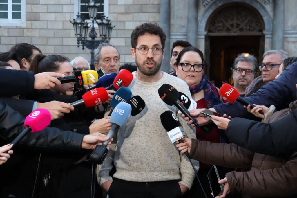 Adrià Rodríguez parlant amb els mitjans de comunicació sobre el transport públic.