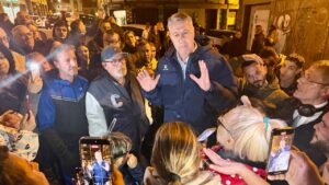 El alcalde de Badalona, Xavier Garcia Albiol, hablando con los vecinos concentrados ante la parroquia que ha de acoger a desalojados del B9 (Jordi Pujolar, ACN)