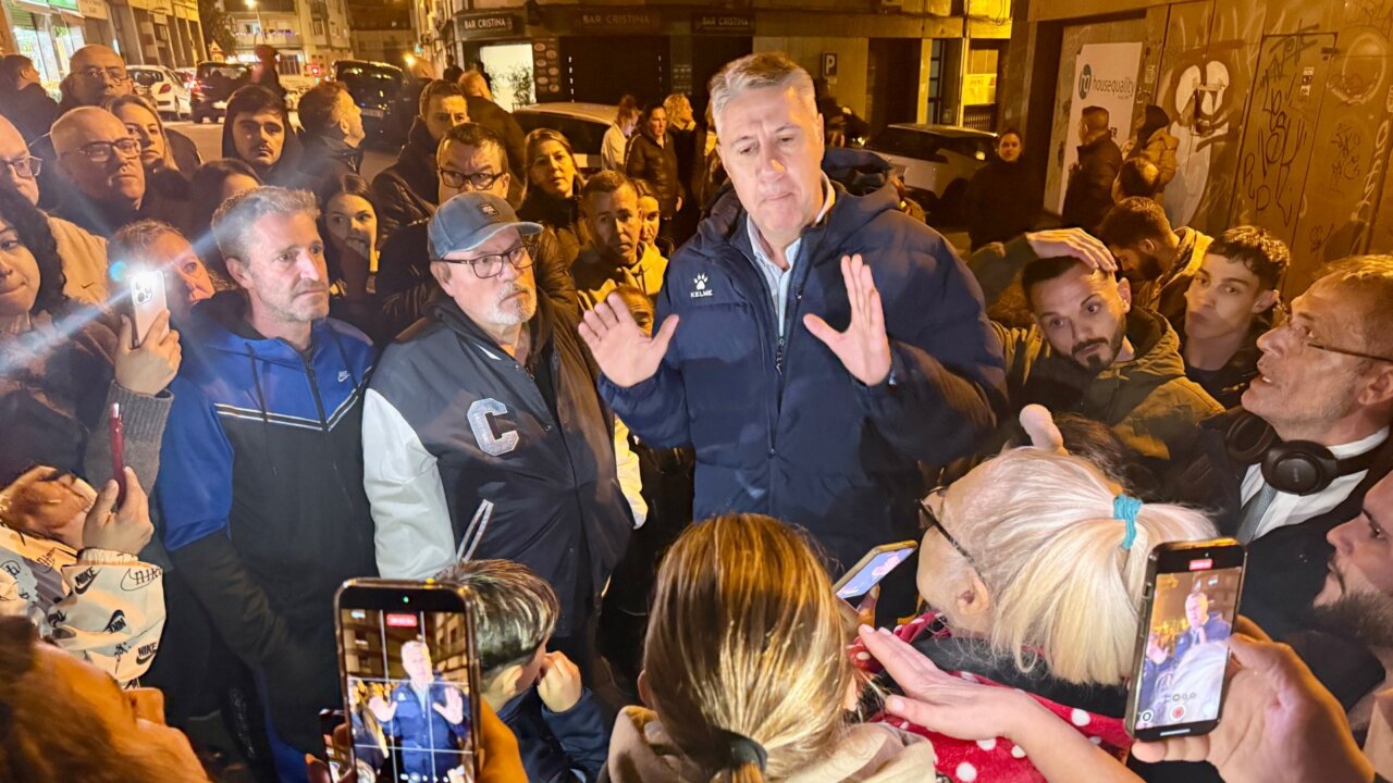 El alcalde de Badalona, Xavier Garcia Albiol, hablando con los vecinos concentrados ante la parroquia que ha de acoger a desalojados del B9 (Jordi Pujolar, ACN)