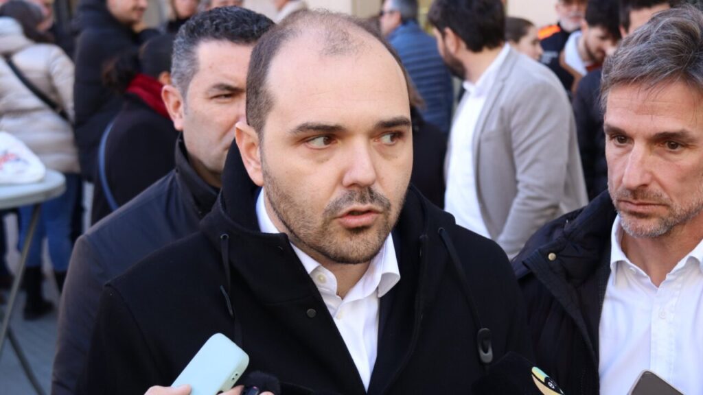 El conseller en funcions de president, Albert Dalmau, en una atenció a mitjans a la Fira de la Candelera de Molins de Rei (Nico Tomás, ACN)