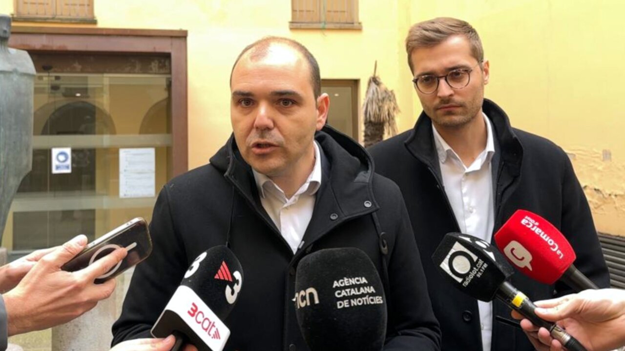 En el centro, el conseller de la Presidencia, Albert Dalmau, durante una declaración a los medios. A la derecha, el alcalde de Olot, Agustí Arbós (ACN)