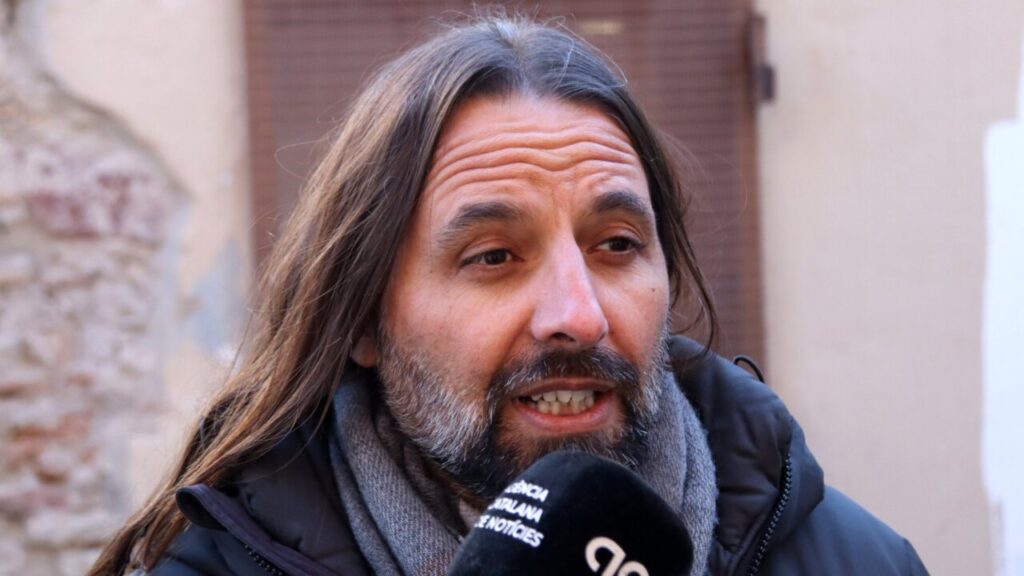 El portavoz adjunto de ERC en el Parlament, Jordi Albert, en una atención a los medios en Molins de Rei (Nico Tomás, ACN)