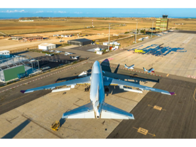 Imatge d'un aeroport amb avions estacionats i torre de control