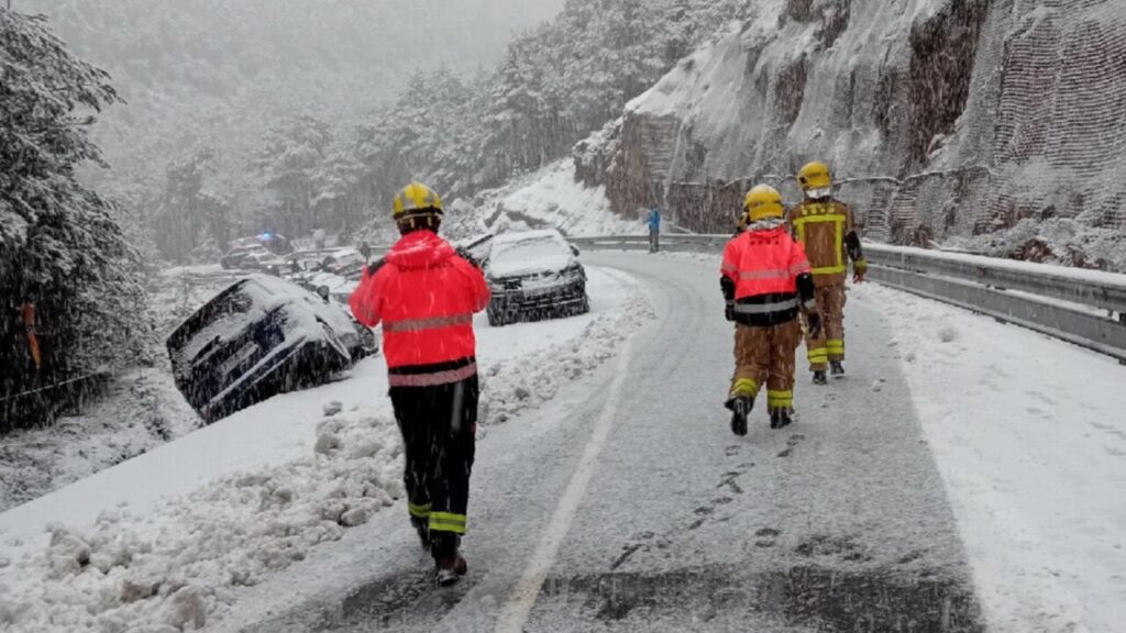 Bomberos de la Generalitat en el punto de la C-462 donde han quedado varios vehículos atrapados por la nieve (Bomberos de la Generalitat, ACN)