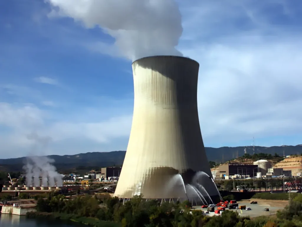 Imatge de la central nuclear d'Ascó I amb vapor d'aigua