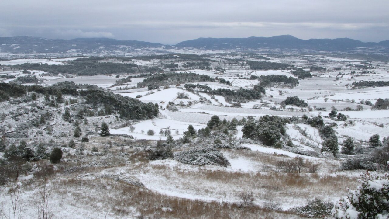 Conca de Barberà nevada, des del coll de Belltall, a la C-14 (Eloi Tost, ACN)