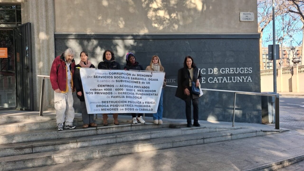 Concentració de mares davant del Síndic de Greuges