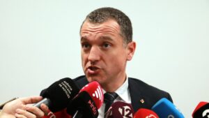 El conseller d'Agricultura, Òscar Ordeig, atenen els mitjans de comunicació abans de la reunió amb els pagesos i ramaders que tallen l'accés al port de Tarragona (Mar Rovira, ACN)