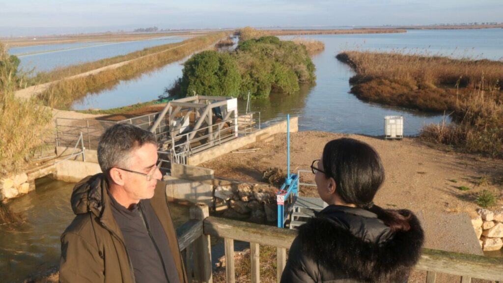 El president de la Junta de Govern de la Comunitat de Regants de l'Esquerra de l'Ebre, Javier Casanova, visitant una de les bombes instal·lada a la bassa de l'Estella, al delta de l'Ebre (Jordi Marsal, ACN)
