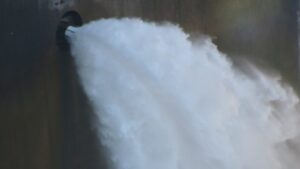 Embalse de Susqueda desembalsando (Gerard Vilà, ACN)