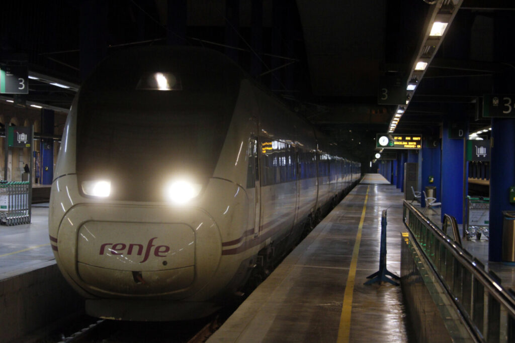 Tren de Rodalies a l'estació amb llums encesos