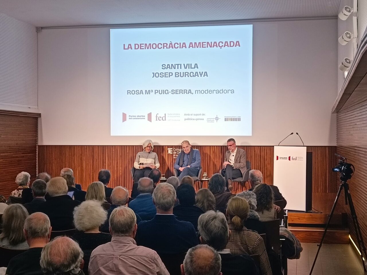 Rosa Maria Puigserra, Josep Burgaya i Santi Vila a la jornada sobre ‘Democràcia amenaçada’