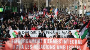 Capçalera de la manifestació per l'embargament d'armes i la fi de les relacions amb Israel a Barcelona (Andrea Salazar, ACN)