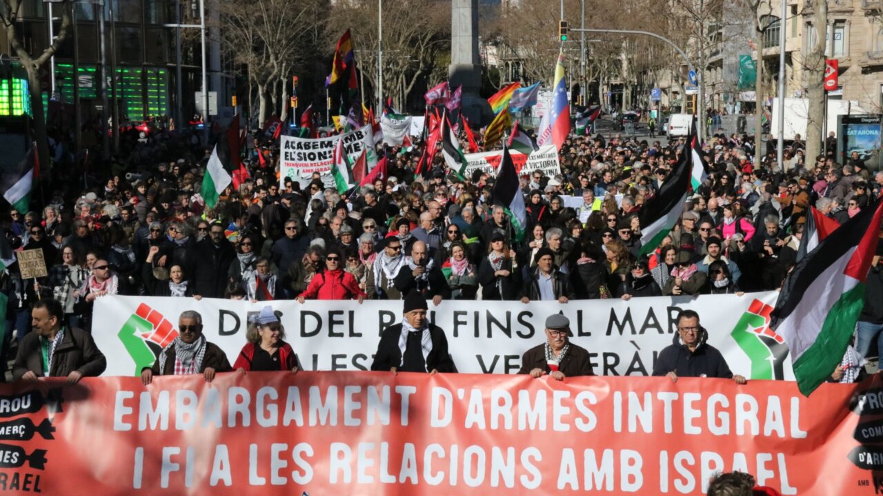 Cabecera de la manifestación por el embargo de armas y el fin de las relaciones con Israel en Barcelona (Andrea Salazar, ACN)