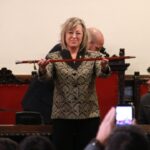 Mar Lleixà subjectant la vara després de ser investida alcaldessa de Tortosa en el ple extraordinari (Mar Rovira, ACN)
